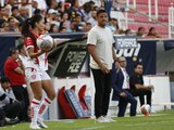 Jorge Gómez, director técnico del Necaxa, durante un encuentro de las Centellas en el Torneo Apertura 2023 de la Liga MX Femenil.