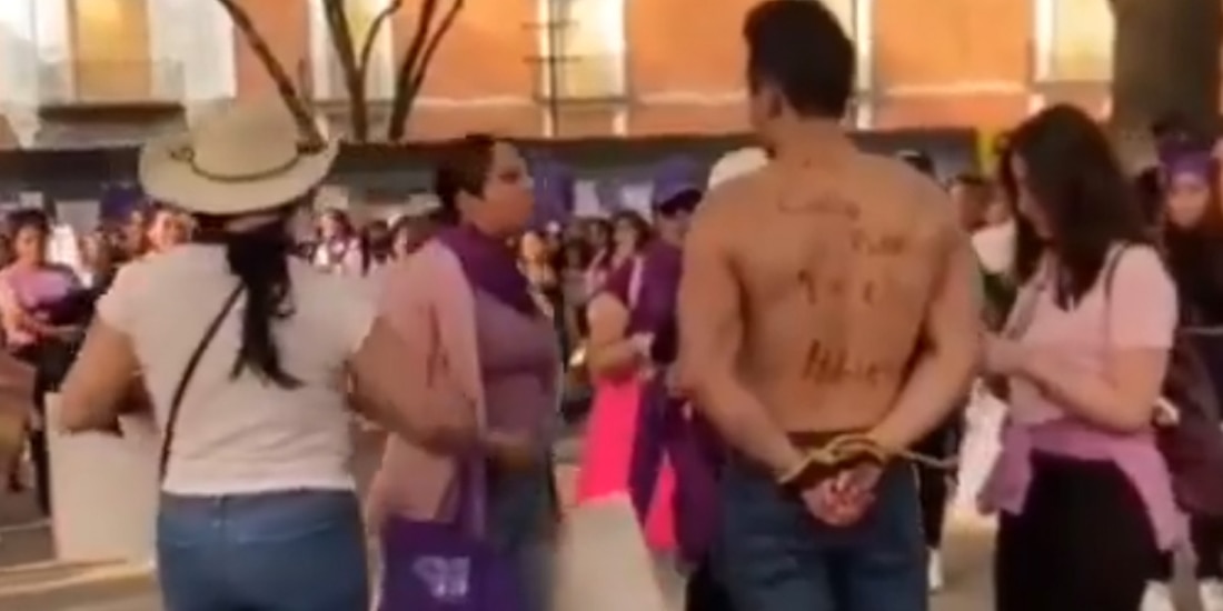 Hombre es exhibido por deudor alimentario en la marcha 8M