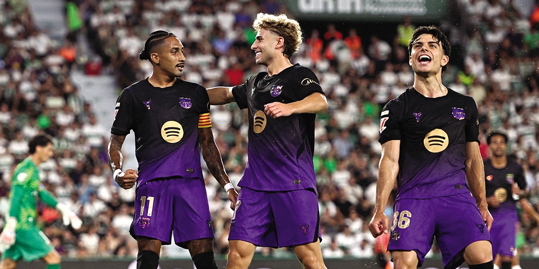 RAPHINHA y sus compañeros festejan uno de los goles que marcó, ayer, en su debut dentro de la competencia.