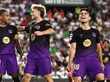 RAPHINHA y sus compañeros festejan uno de los goles que marcó, ayer, en su debut dentro de la competencia.