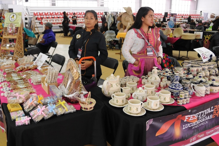 Talleres, presentaciones musicales y más en el Pabellón Artesanal y Gastronómico del festival.