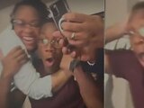 Un joven y su familia reaccionan con felicidad porque él logró entrar a Harvard.