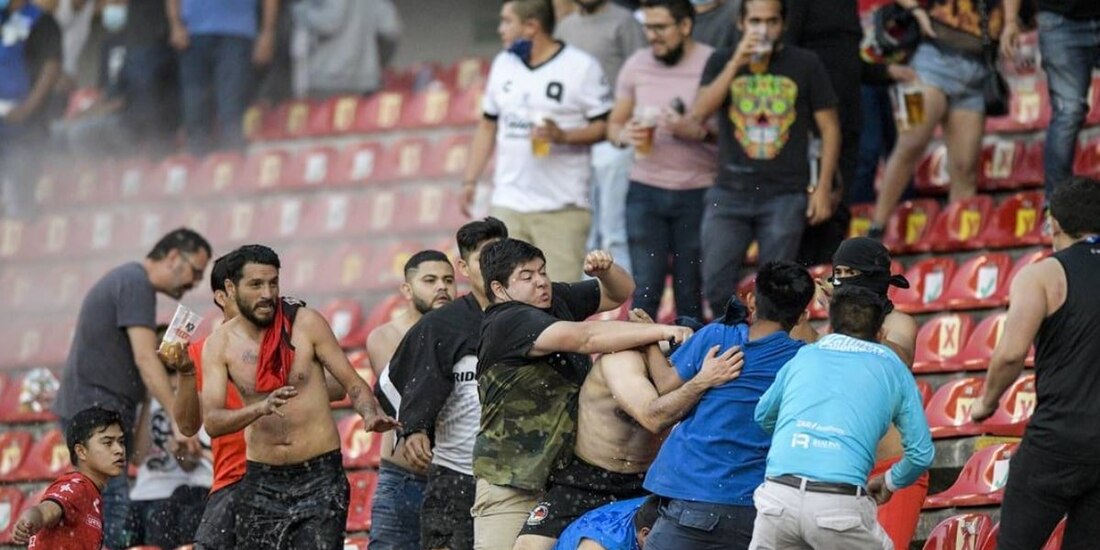 Riña entre aficionados de Atlas y Querétaro. 