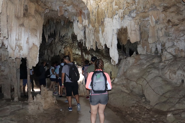 Las personas pasan por caminos irregulares en esta interesante travesía.