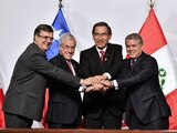Canciller Marcelo Ebrard (izquierda) participa en la firma de la Declaración de Lima, resultado de la XIV Cumbre de la Alianza del Pacífico.