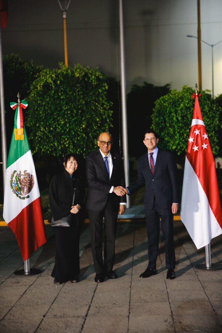 Roberto Velasco junto al presidente de Singapur, Tharman Shanmugaratnam