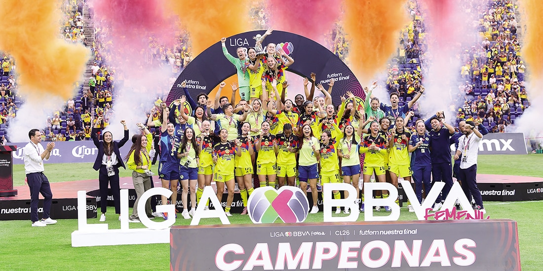 Futbolistas del equipo de Coapa celebran un nuevo título en el torneo.