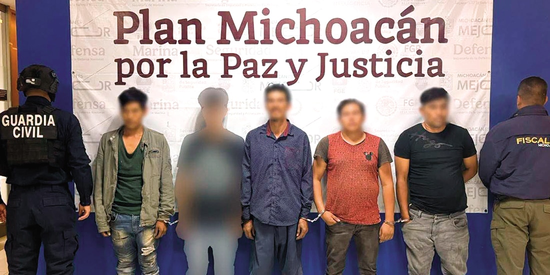 LOS CINCO aprehendidos, presentados ayer por autoridades federales y locales.