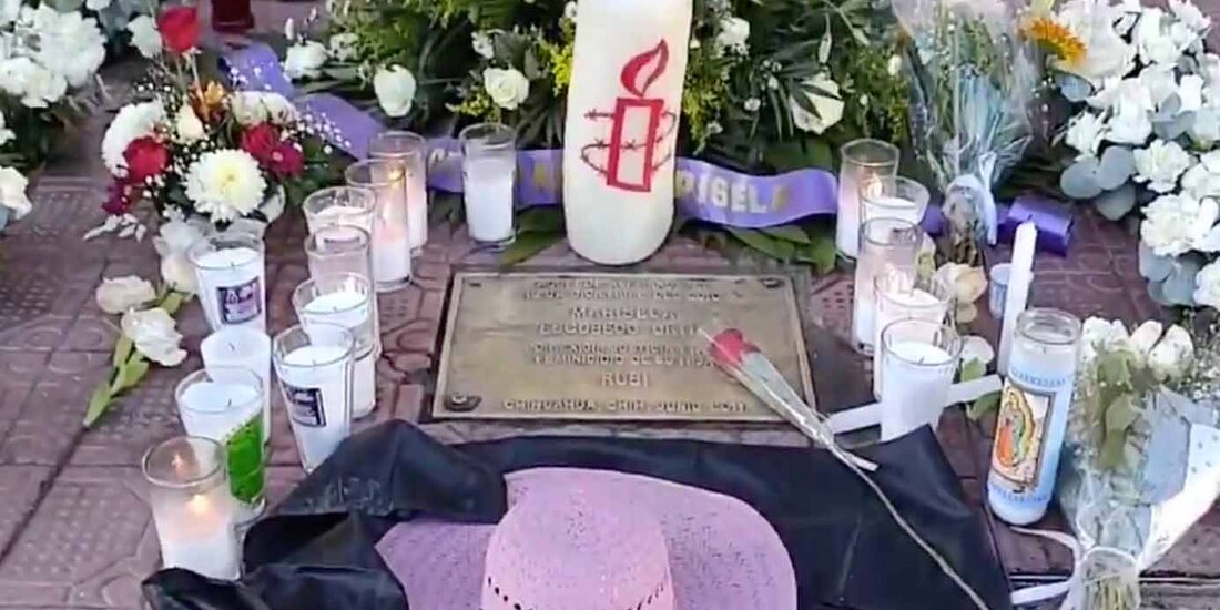 Con flores y veladores recuerdan a Marisela Escobedo y su lucha.