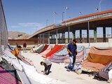 Algunos migrantes venezolanos improvisaron tiendas de campaña cerca del puente fronterizo internacional Paso del Norte, en Ciudad Juárez, ayer.