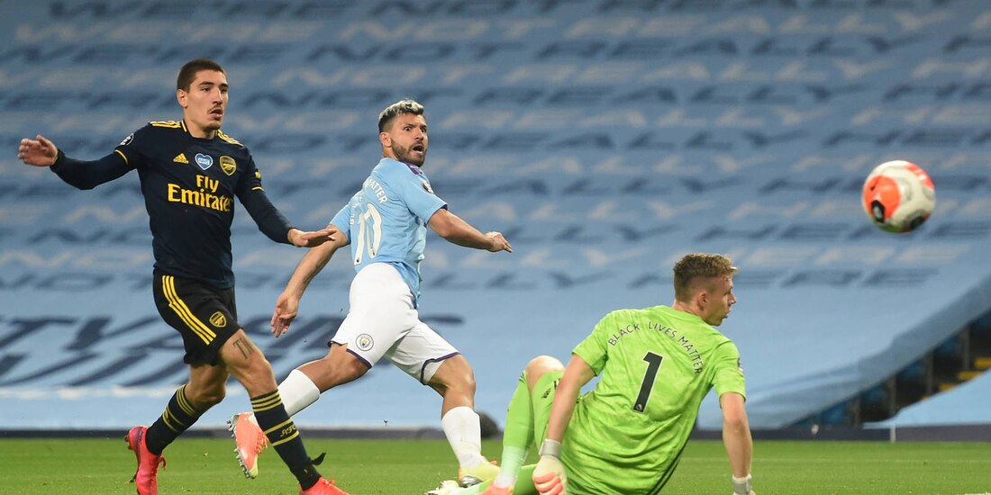 El delantero argentino Sergio Agüero al momento de anotar un gol ante los Gunners el pasado 17 de junio.