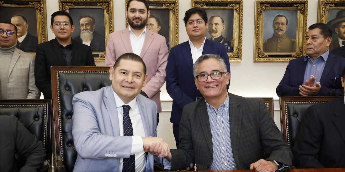 En la imagen, el gobernador electo de Puebla, Alejandro Armenta. y Edmundo Gutiérrez, Director General Interino de Inova-Bienestar.