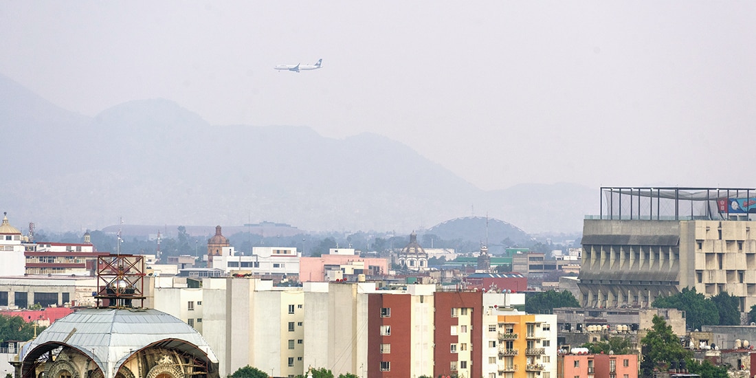 Postal de la Ciudad de México con un cielo contaminado por ozono, ayer.