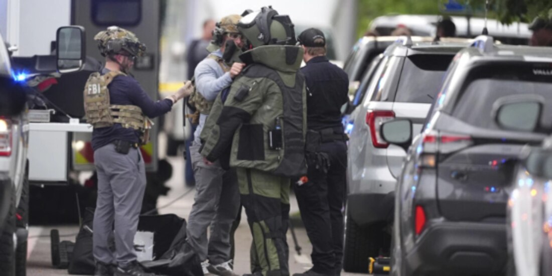 Agentes del orden investigan un ataque terrorista, Colorado, ayer.