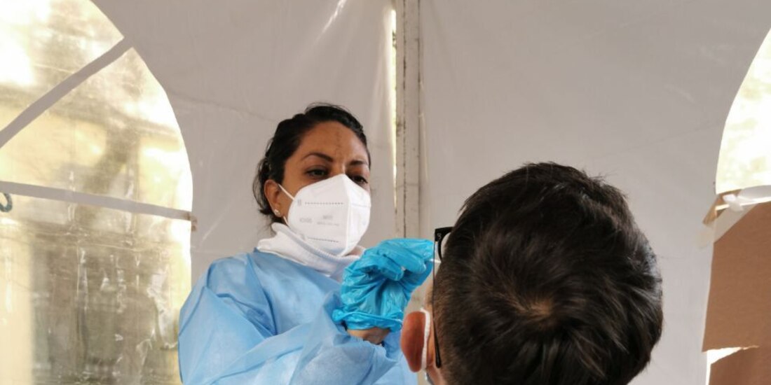 Personal de laboratorio aplica prueba para detectar COVID-19 en un trabajador de la alcaldía Miguel Hidalgo