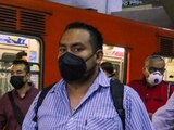 Muchas personas se transportan en la Línea 9 del Metro, muchas de ellas usan cubrebocas para protegerse del COVID-19