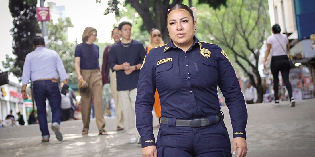 La oficial Melody Montiel, en un recorrido por la calle Génova, ayer.