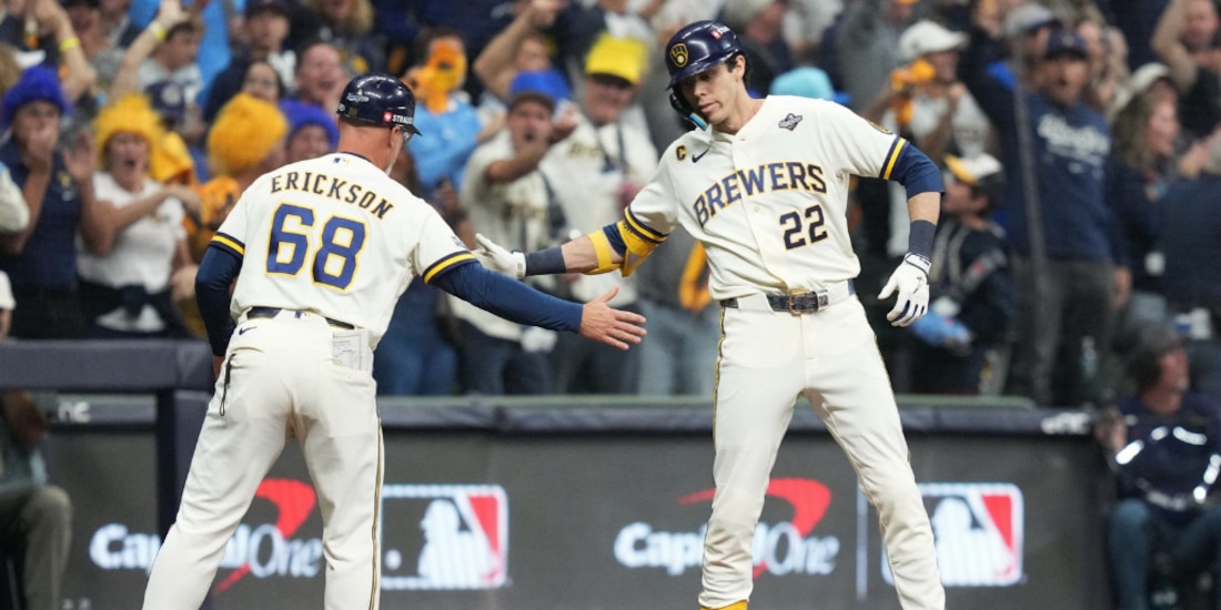 Christian Yelich celebra con Matt Erickson durante la primera entrada.