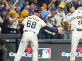 Christian Yelich celebra con Matt Erickson durante la primera entrada.