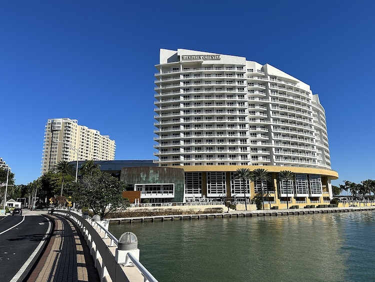 Vista exterior del hotel Mandarin Oriental en Miami, Florida.