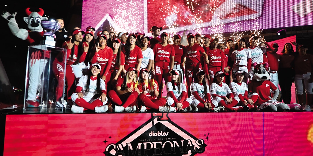 Las diablas posan con su título ganado el año pasado en la segunda edición del softbol en México.