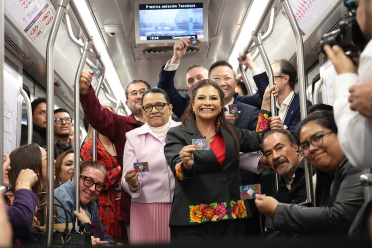 Al centro, la Jefa de Gobierno, Clara Brugada, en la reapertura de Línea 1 del Metro de la Ciudad de México.