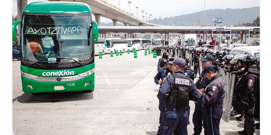 Elementos de seguridad abordaron autobuses de Ayotzinapa, ayer.