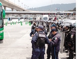 Elementos de seguridad abordaron autobuses de Ayotzinapa, ayer.