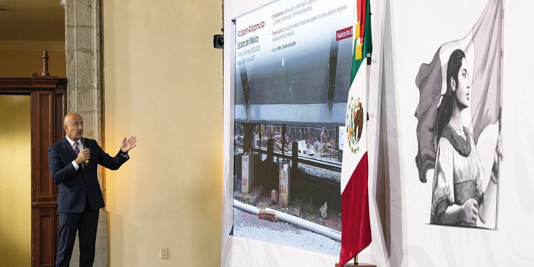 Jesús Esteva Medina, titular de la SICT, ayer en conferencia.