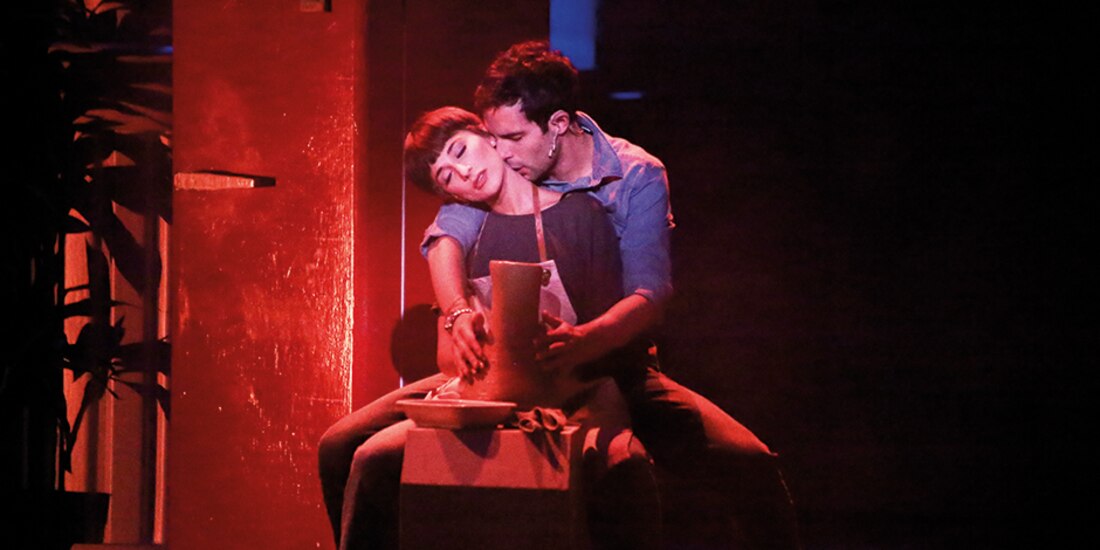 Los actores Dai Liparoti y Agustín Argüello, en diciembre, en el preestreno de Ghost.