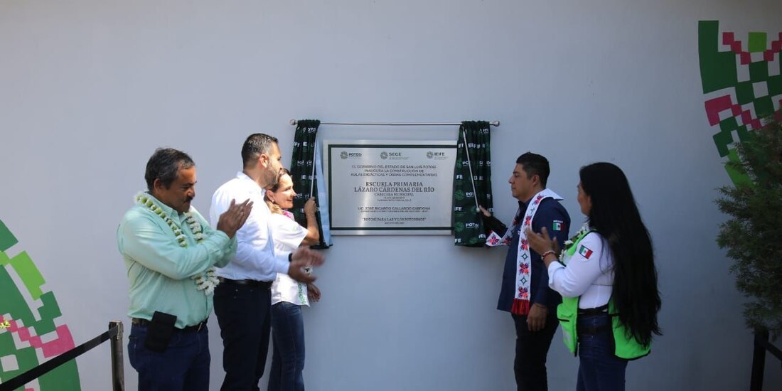 Gobernador Ricardo Gallardo Cardona (centro, der.) en la inauguración de la primaria "Lázaro Cárdenas del Río".