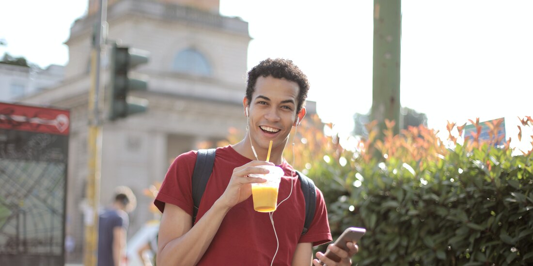 Gracias a la tecnología es mucho más sencillo conseguir el nombre de una canción, saber el artista que la canta y hasta de qué año es.