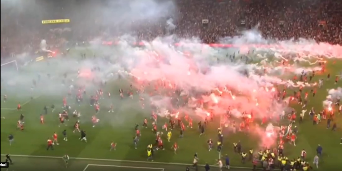 Aficionados invaden la cancha en el derbi de Praga.