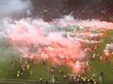 Aficionados invaden la cancha en el derbi de Praga.