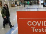 Un letrero anuncia la prueba para detectar COVID-19 en el Aeropuerto Internacional Logan, en Boston, Massachusetts