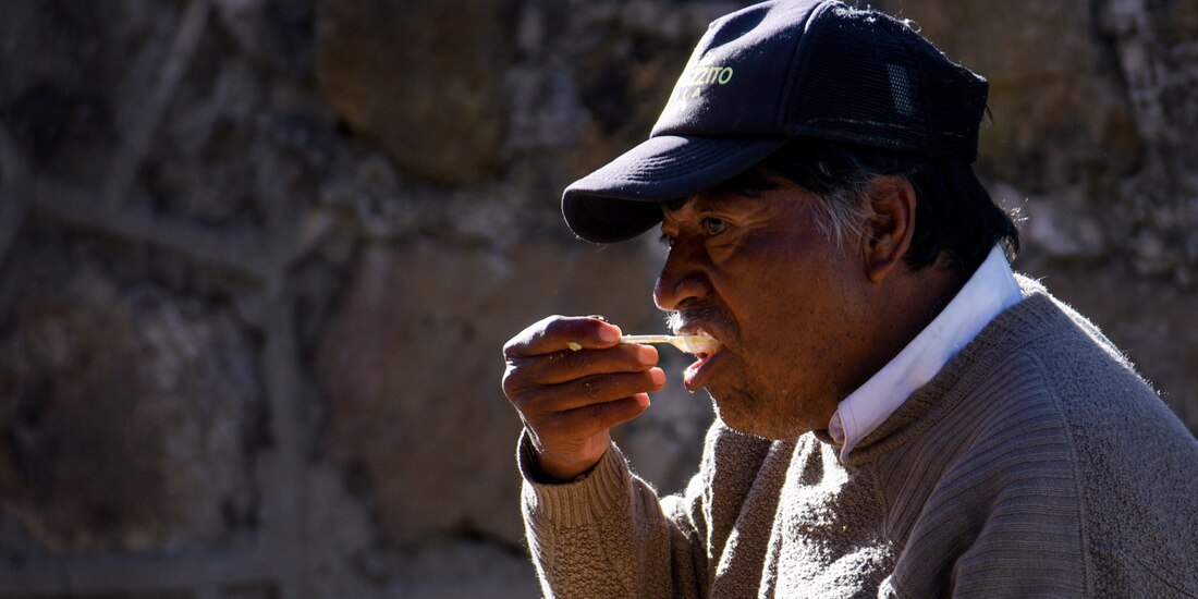 Un hombre degusta un tamal en la Feria del Tamal de Ollita, en imagen de archivo.