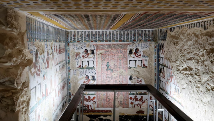 Pinturas del antiguo Egipto son visibles en la pared de la tumba recién restaurada, dentro del antiguo "Samut" (TT417)