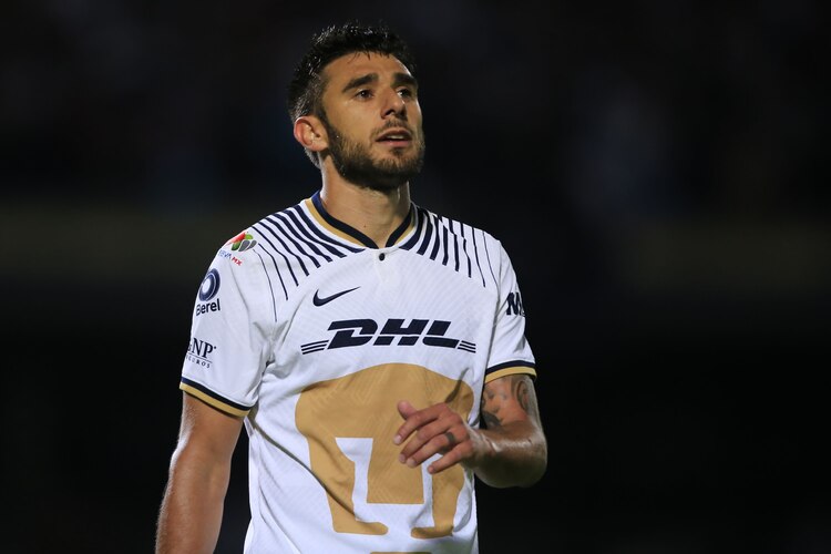Eduardo Salvio se lamenta después de una falla en el Pumas vs América, duelo que se realizó en el Estadio Olímpico Universitario.