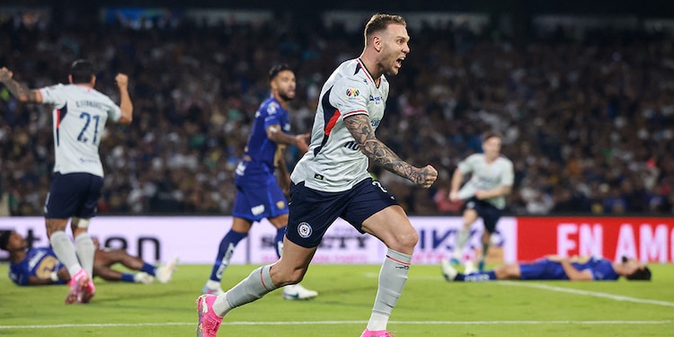 TOCAN GLORIA. La Máquina aseguró
su décima estrella en el futbol mexicano
y evitó el alargue gracias al gol de Carlos
Rotondi al minuto 95