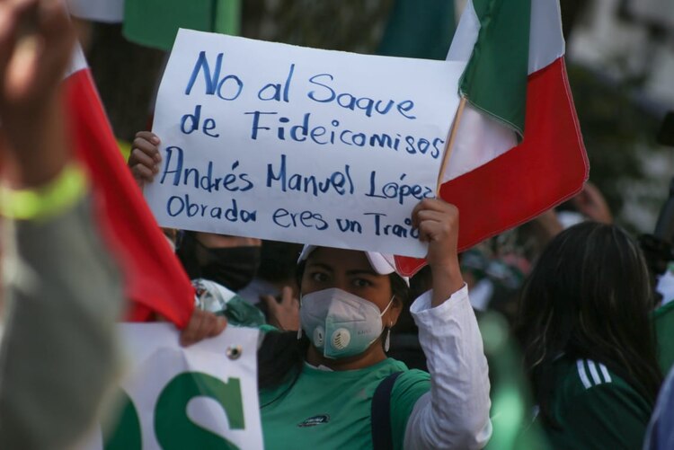 Integrantes de FRENA se manifiestan por extinción de fideicomisos.