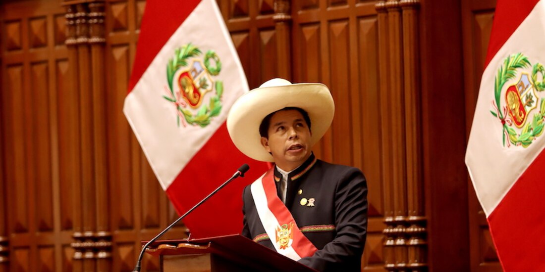 El izquierdista Pedro Castillo, ayer, al tomar posesión.