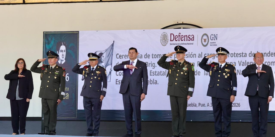 El gobernador Alejandro Armenta Mier y autoridades militares en la ceremonia del ceremonial militar en Puebla.