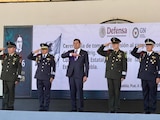 El gobernador Alejandro Armenta Mier y autoridades militares en la ceremonia del ceremonial militar en Puebla.