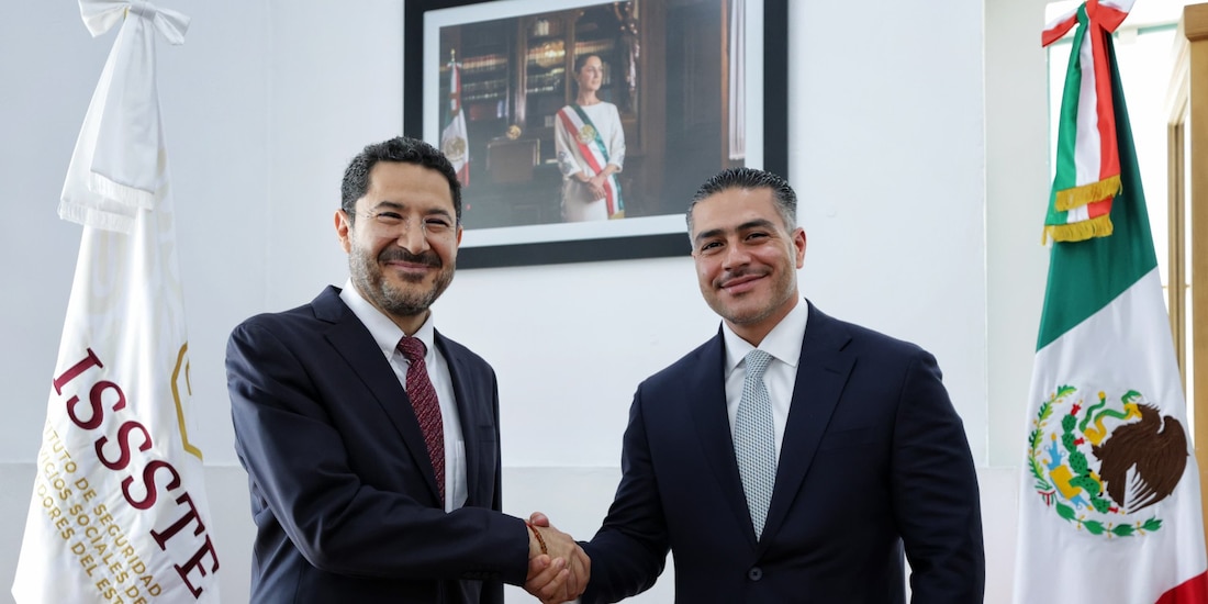 Martí Batres, titular del ISSSTE (izq.), se reúne con Omar García Harfuch, de la SSPC (der.).