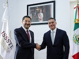 Martí Batres, titular del ISSSTE (izq.), se reúne con Omar García Harfuch, de la SSPC (der.).