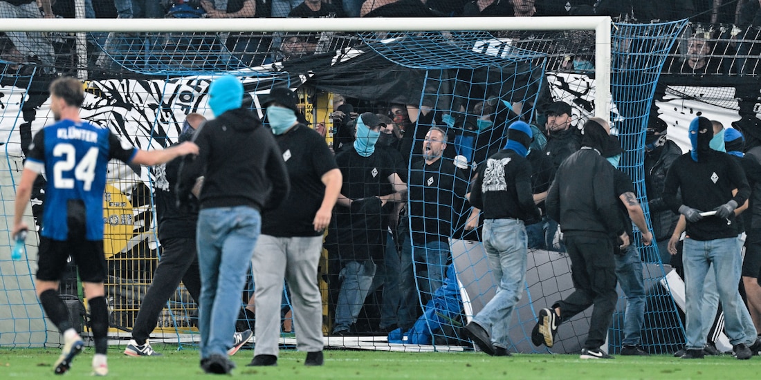 Aficionados del Mannheim irrumpieron en la cancha durante el partido de la Copa de Alemania contra el Kaiserslautern.