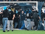 Aficionados del Mannheim irrumpieron en la cancha durante el partido de la Copa de Alemania contra el Kaiserslautern.