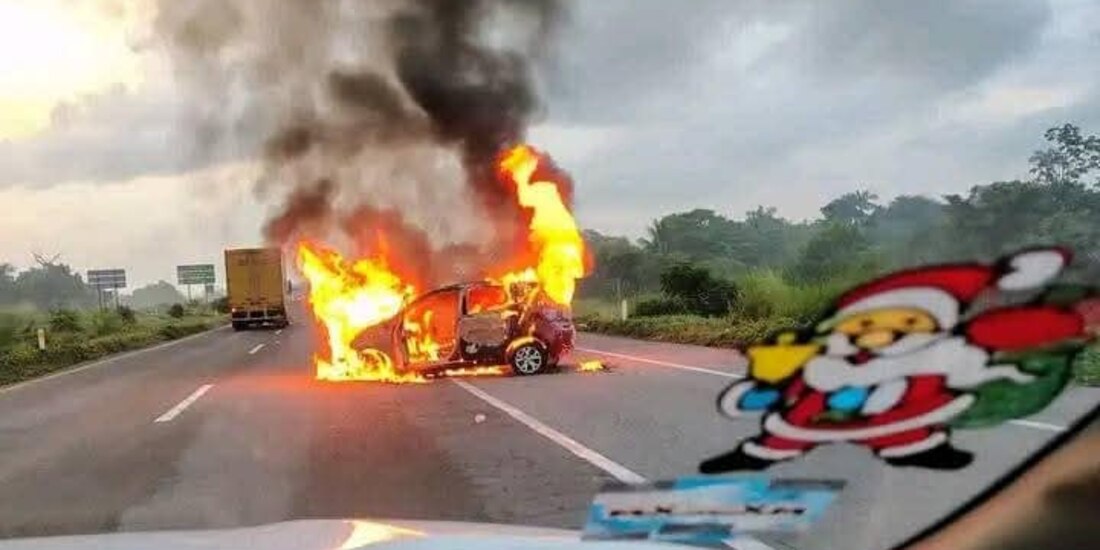 Uno de los vehículos incendiados, ayer
por delincuentes en Villahermosa.