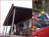 En un video difundido en redes sociales se observa cómo los reporteros se apresuran a ayudar a una familia que busca salvar sus pertenencias del desastre natural