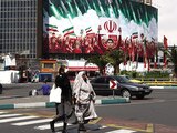 Mujeres iraníes caminan por una calle, ayer.